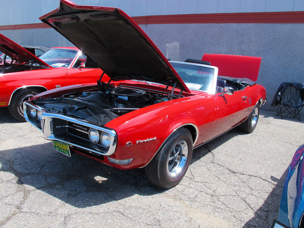 For those who like rare Ponchos, here’s a ’68 Firebird ragtop with factory air and power disc brakes.